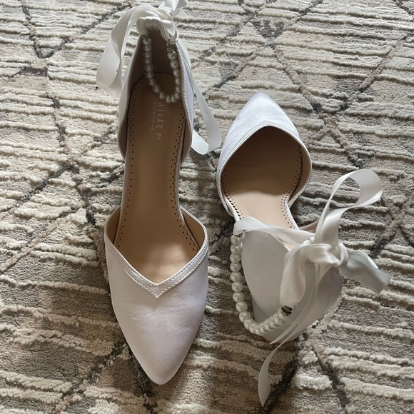 Satin almond heel w/ Pearl ankle strap - Picture 6 of 7